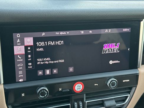 Used 2022 Porsche Macan w/ Premium Package image 18