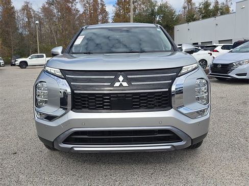 Used 2025 Mitsubishi Outlander SE image 3