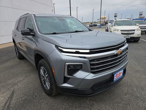 Used 2024 Chevrolet Traverse LT image 11