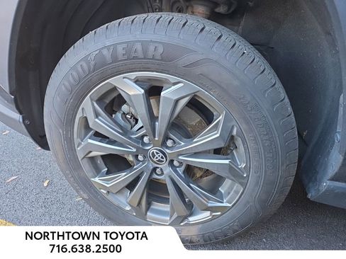 Used 2022 Toyota RAV4 XLE Premium image 8