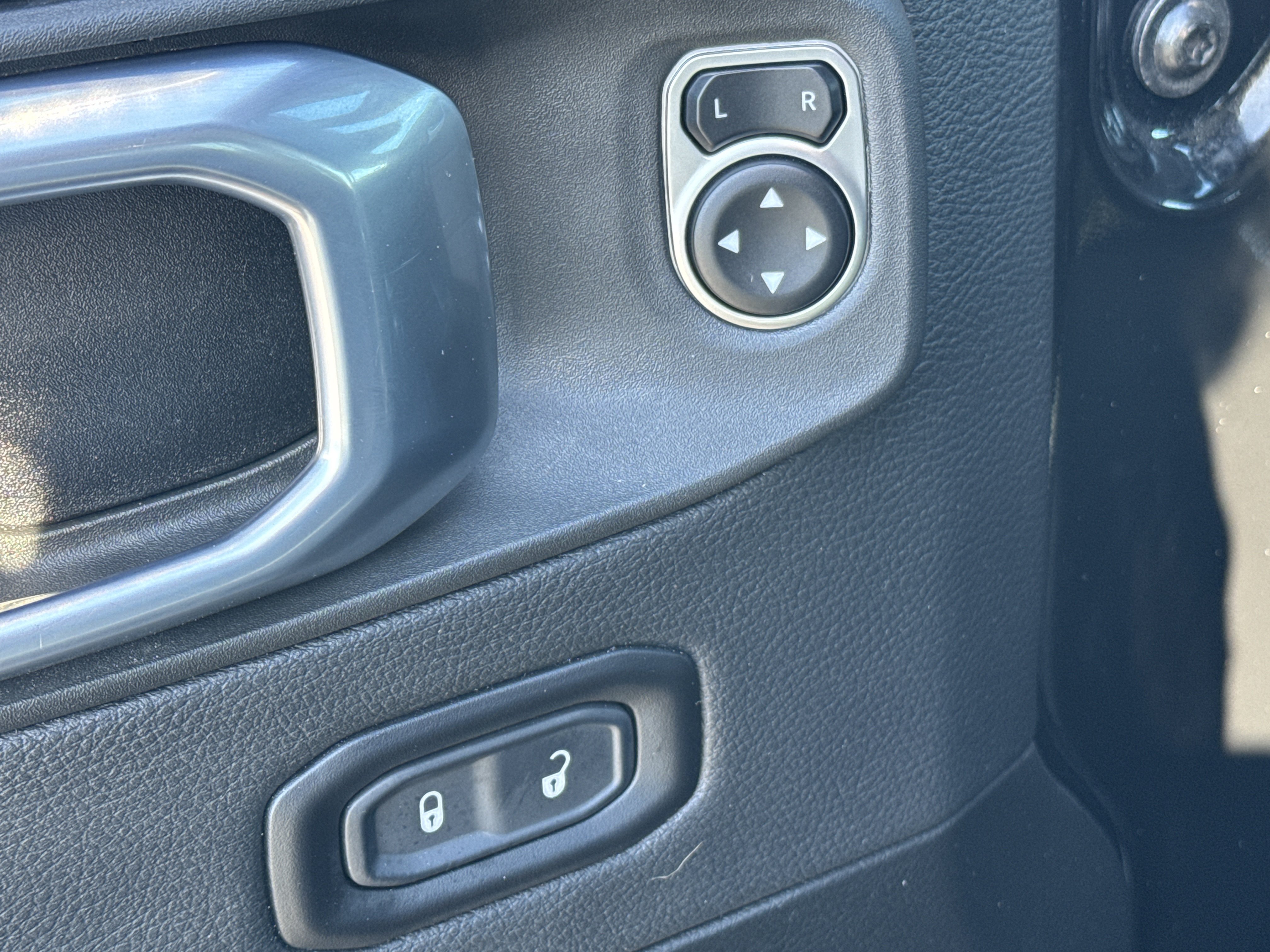 Used 2025 Jeep Wrangler Unlimited Sahara AWD/4WD image 22