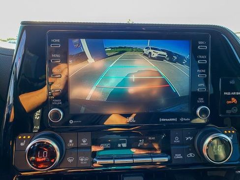 Used 2022 Toyota Highlander XSE image 17