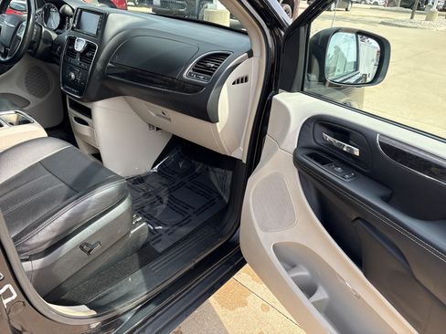Used 2013 Chrysler Town & Country Touring-L w/ Driver Convenience Group FWD image 14