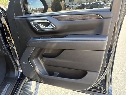 Used 2022 Chevrolet Suburban LT image 14