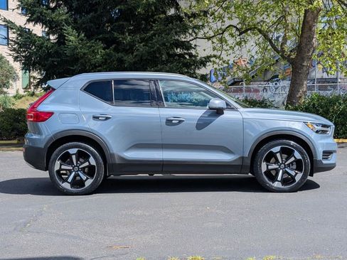 Used 2020 Volvo XC40 T5 Momentum image 8