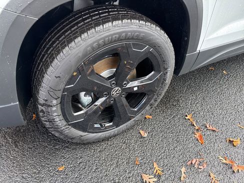 New 2025 Volkswagen Taos SE image 2