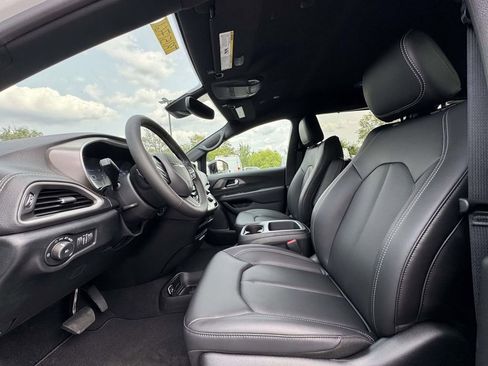 New 2026 Chrysler Pacifica Select image 14