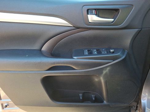 Used 2018 Toyota Highlander XLE image 12