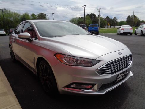 Used 2018 Ford Fusion SE w/ Equipment Group 201A image 4