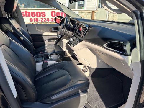 Used 2019 Chrysler Pacifica Touring-L image 11