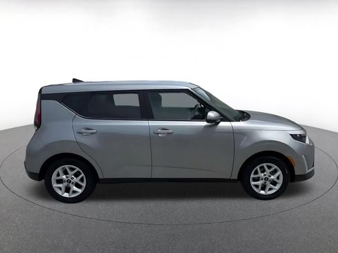 Used 2025 Kia Soul LX w/ LX Technology Package FWD image 16