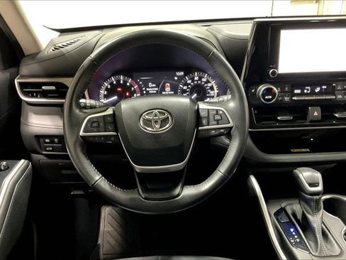 Used 2023 Toyota Highlander XLE AWD/4WD image 5