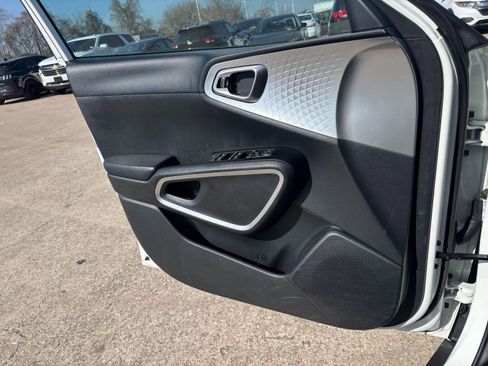 Used 2025 Kia Soul LX w/ LX Technology Package image 18