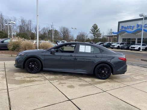 Used 2025 Toyota Camry SE image 6