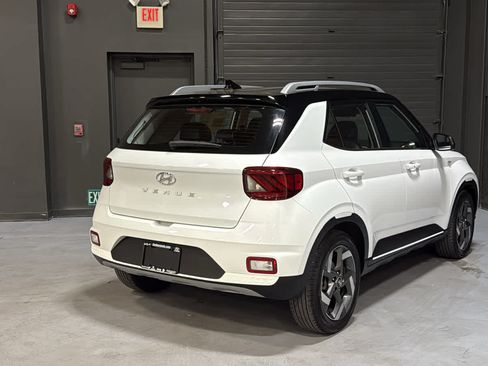 Used 2022 Hyundai Venue Limited w/ Cargo Package FWD image 4