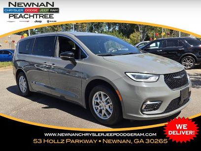 Used 2025 Chrysler Pacifica Select