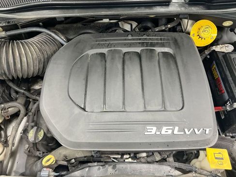 Used 2016 Chrysler Town & Country Touring FWD image 25