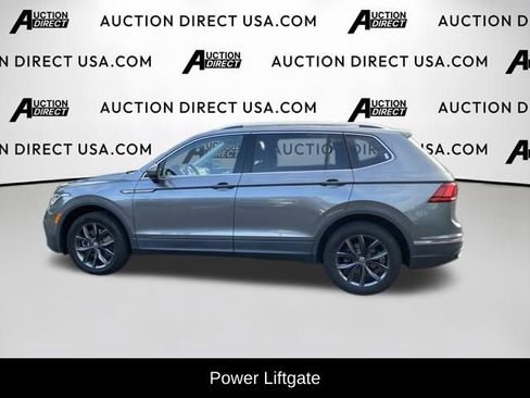 Used 2023 Volkswagen Tiguan SE w/ Panoramic Sunroof Package FWD image 3
