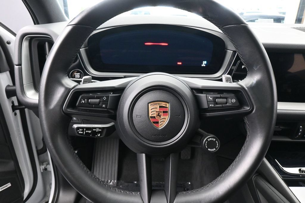 Used 2025 Porsche Cayenne AWD/4WD image 20