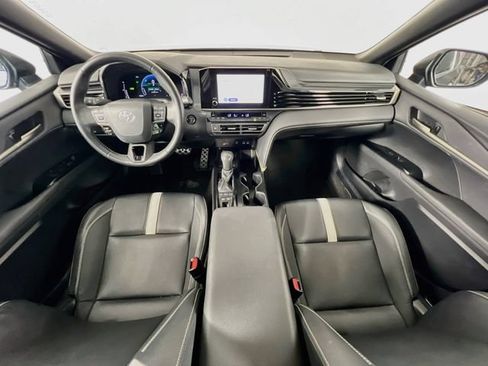 Used 2025 Toyota Camry SE FWD image 4