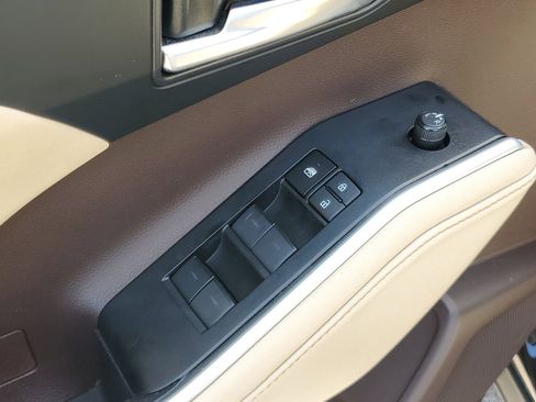 Used 2021 Toyota Highlander XLE image 19