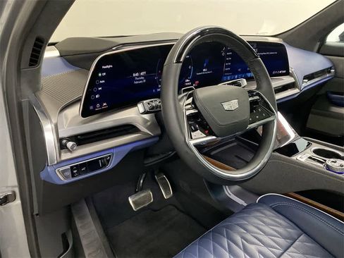 Used 2026 Cadillac Vistiq Premium Luxury image 2