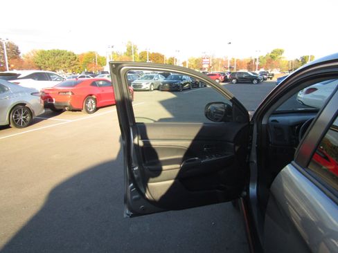 Used 2023 Mitsubishi Outlander Sport SE image 7