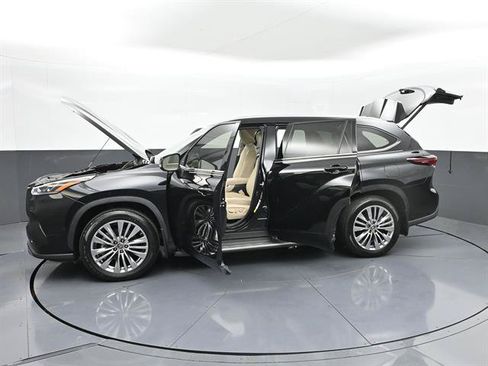 Certified 2024 Toyota Highlander Platinum FWD image 49