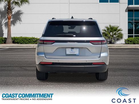 Used 2023 Jeep Grand Cherokee Altitude RWD image 8