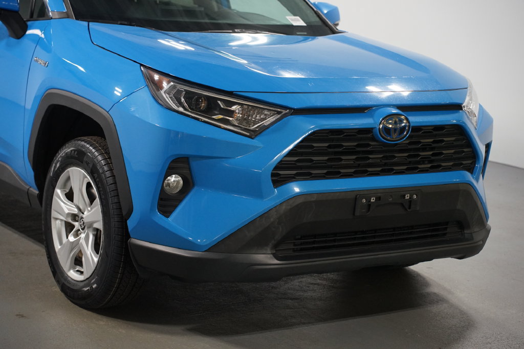 Used 2021 Toyota RAV4 XLE w/ XLE Grade Weather Package AWD/4WD image 4