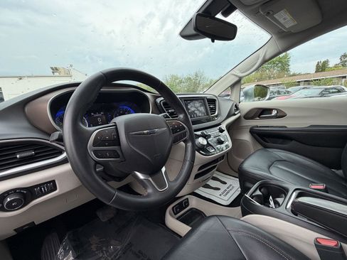 Used 2018 Chrysler Pacifica Touring-L FWD image 14