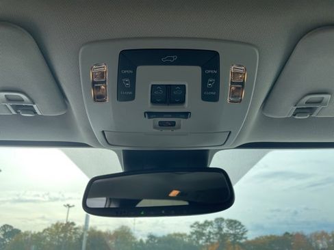 Used 2025 Toyota Sienna XLE image 19