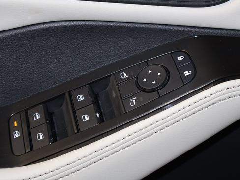 Used 2025 Nissan Rogue SV w/ SV Premium Package image 33