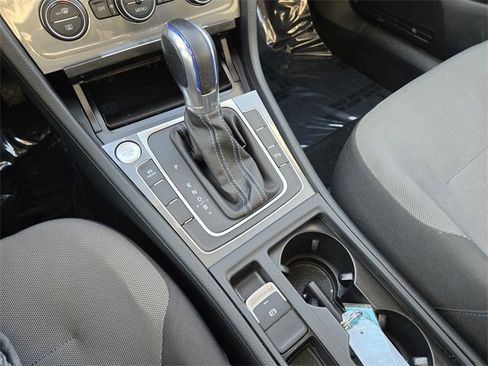 Used 2015 Volkswagen e-Golf Limited Edition image 15