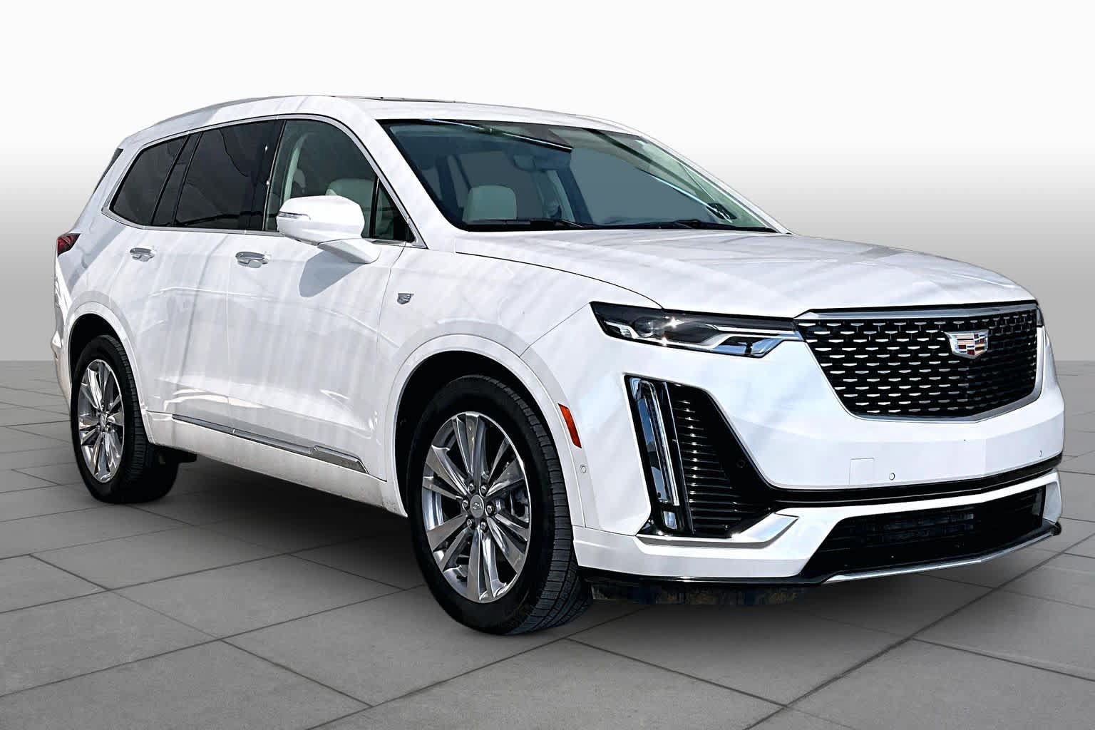Used 2022 Cadillac XT6 Premium Luxury w/ Technology Package FWD image 3