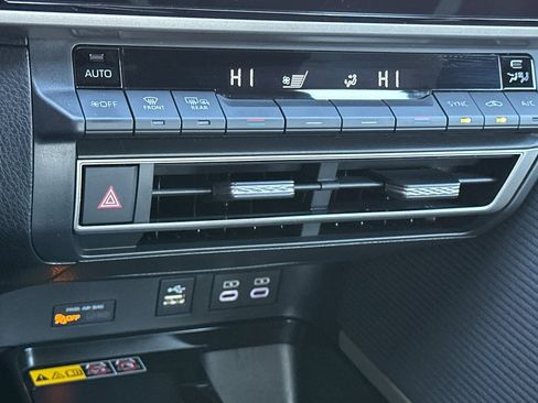 Used 2025 Toyota Camry Hybrid image 19