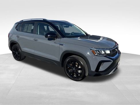 Used 2024 Volkswagen Taos SE w/ Panoramic Sunroof Package image 8