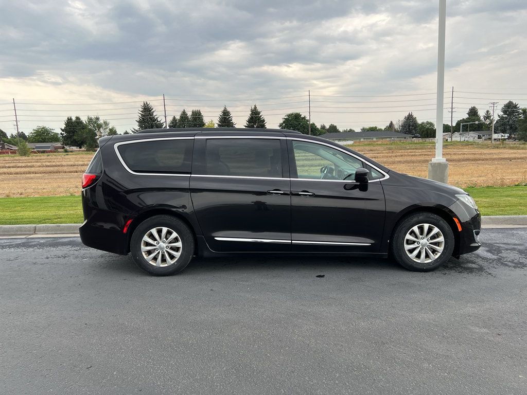 Used 2017 Chrysler Pacifica Touring-L FWD image 8