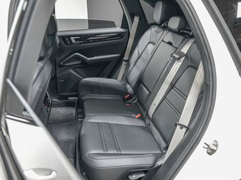 Used 2022 Porsche Cayenne Platinum Edition AWD/4WD image 28