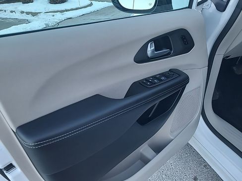 Used 2024 Chrysler Pacifica Touring-L image 11