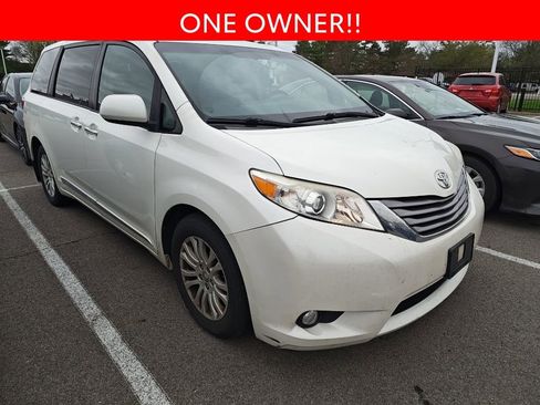Used 2017 Toyota Sienna XLE Premium w/ Protection Package image 3