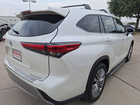 Used 2021 Toyota Highlander Platinum FWD image 6