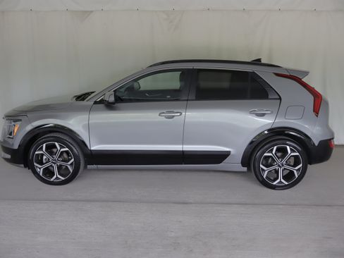 Used 2023 Kia Niro SX Touring FWD image 24