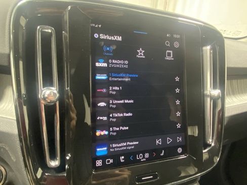 Certified 2025 Volvo XC40 B5 Core image 21