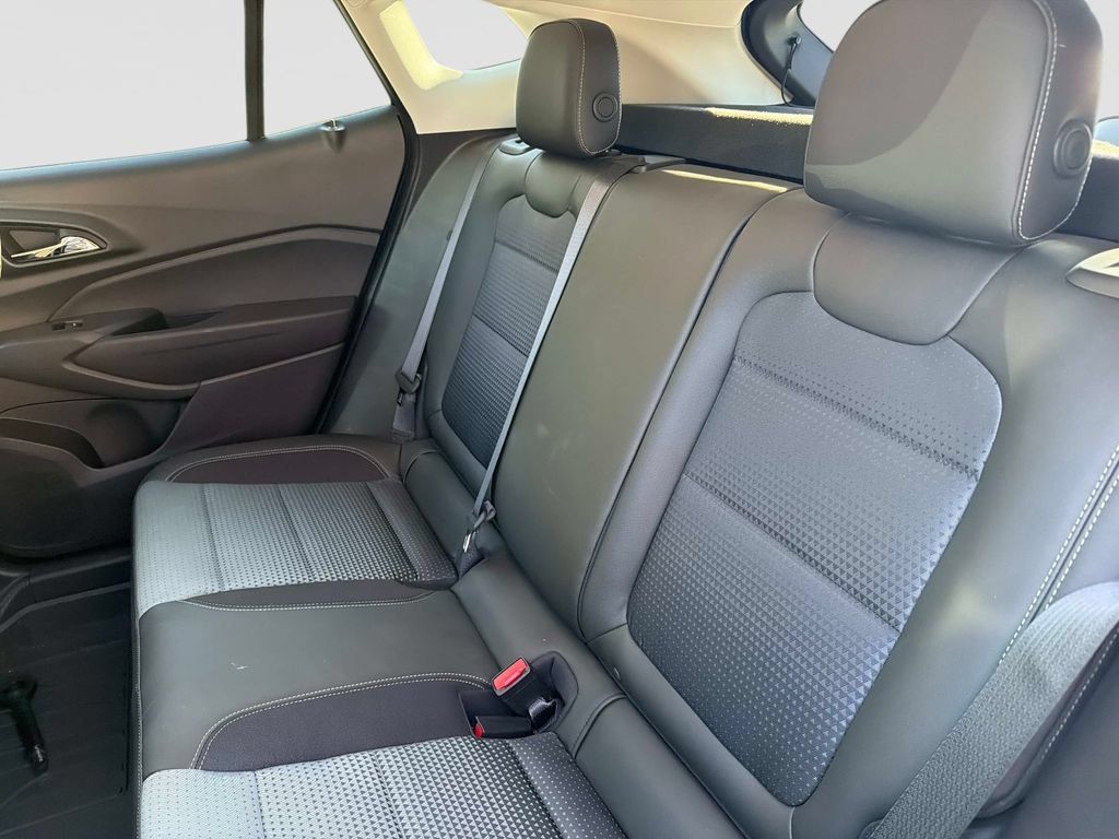 Used 2026 Chevrolet Trax LT w/ Sunroof Package FWD image 14