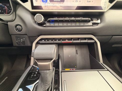 Used 2025 Toyota Sequoia Limited w/ Tow Technology Package AWD/4WD image 27