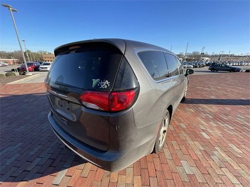Used 2018 Chrysler Pacifica Touring Plus image 17