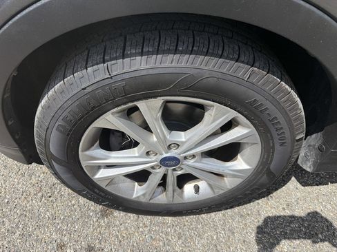Used 2018 Ford Escape SE w/ SE Sync 3 Package FWD image 9