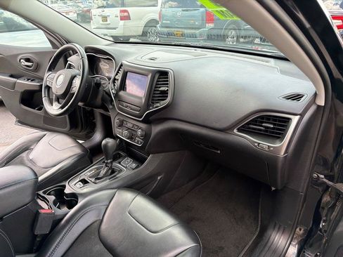 Used 2019 Jeep Cherokee Latitude Plus FWD image 19