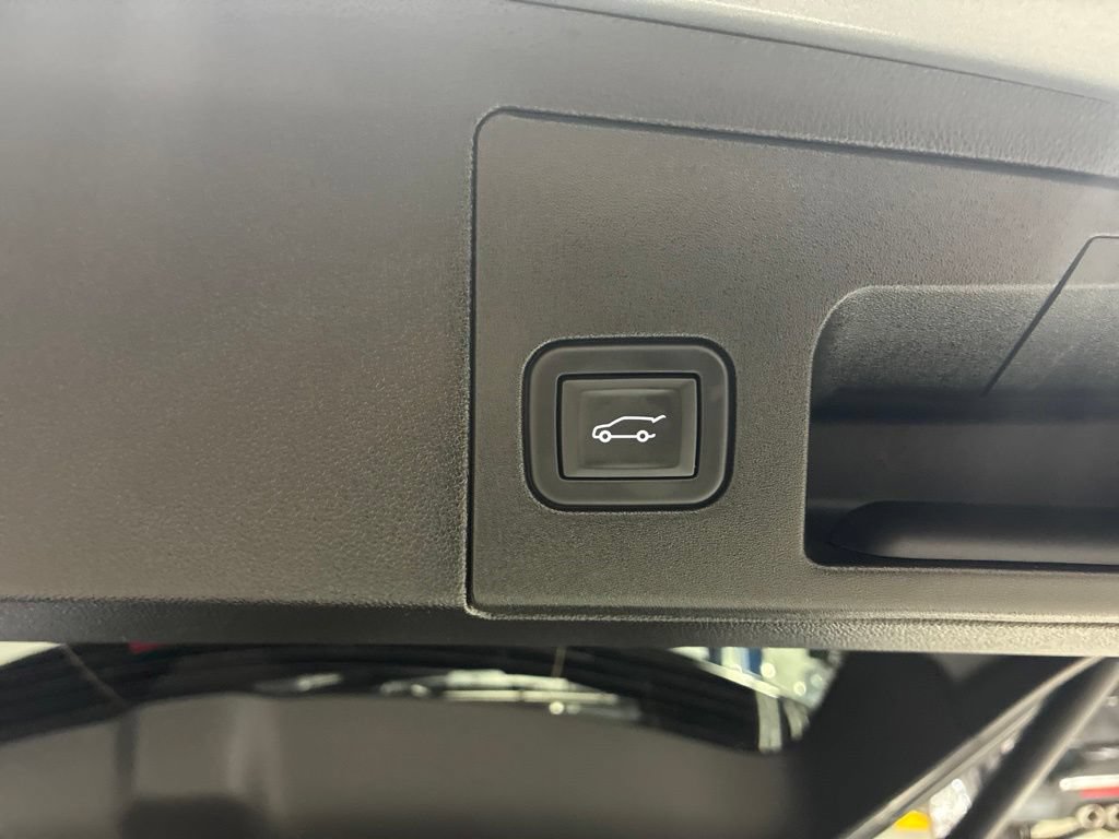 Used 2024 Cadillac XT5 Premium Luxury w/ Technology Package AWD/4WD image 17